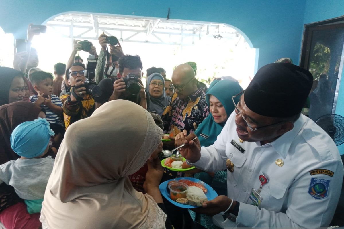 Pj Gubernur Babel berikan makanan tambahan kepada anak stunting di Tanjung Binga Belitung
