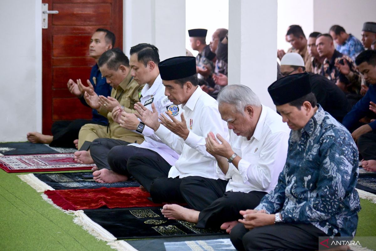Jokowi shalat Jumat hingga jadi imam di Masjid Abdullah bin Abbas Riau