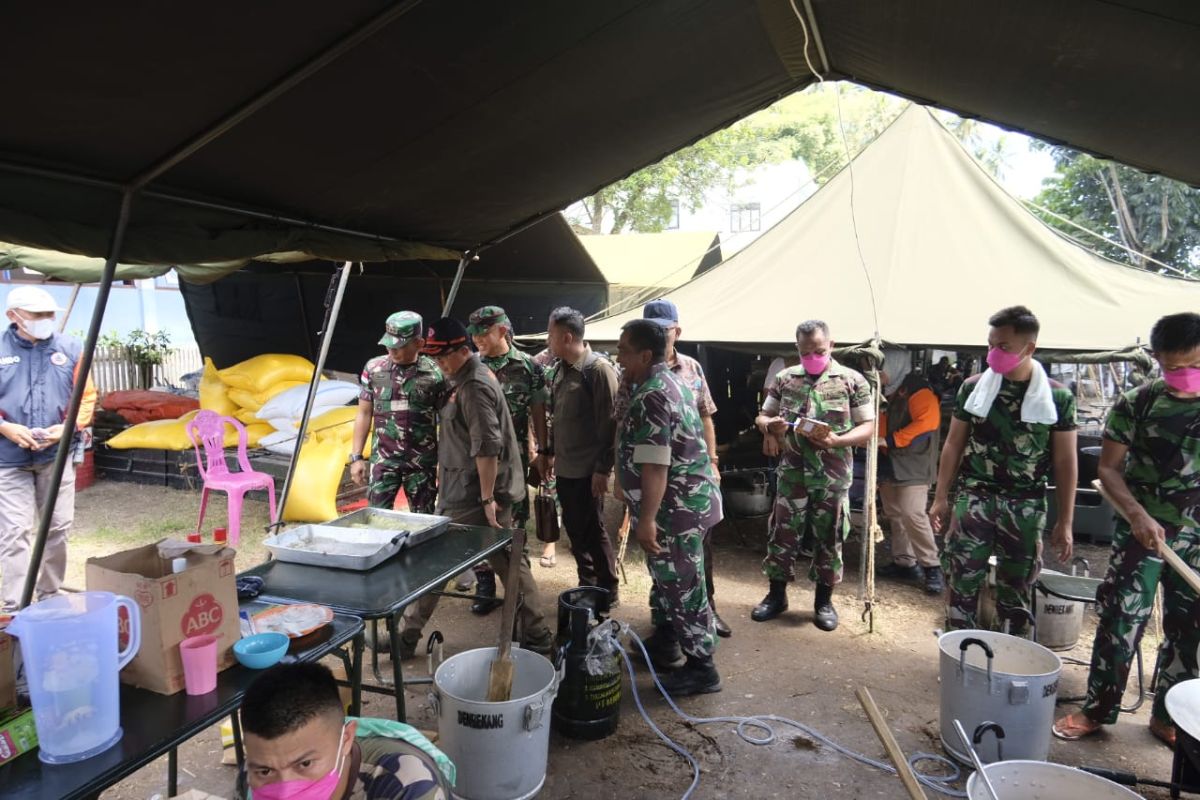 Kebutuhan makanan para pengungsi erupsi Gunung Ibu disediakan Satgas