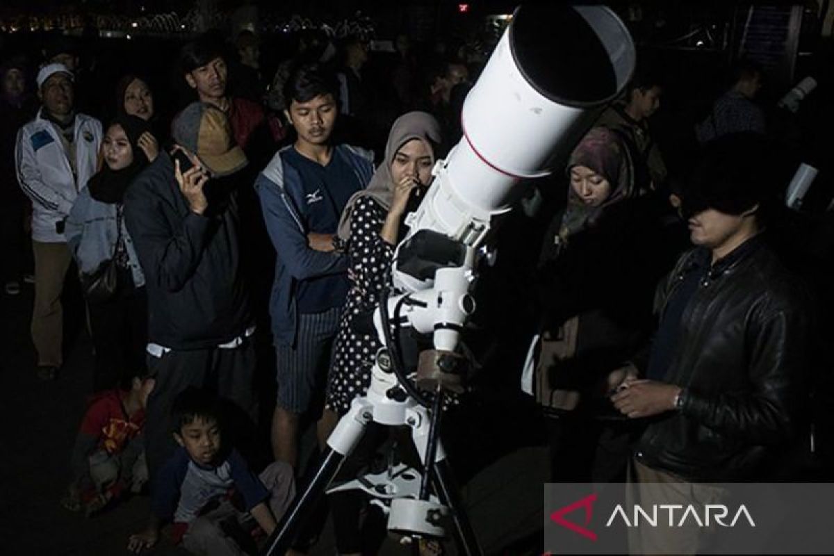 Empat planet terlihat di langit Indonesia saat fenomena parade planet