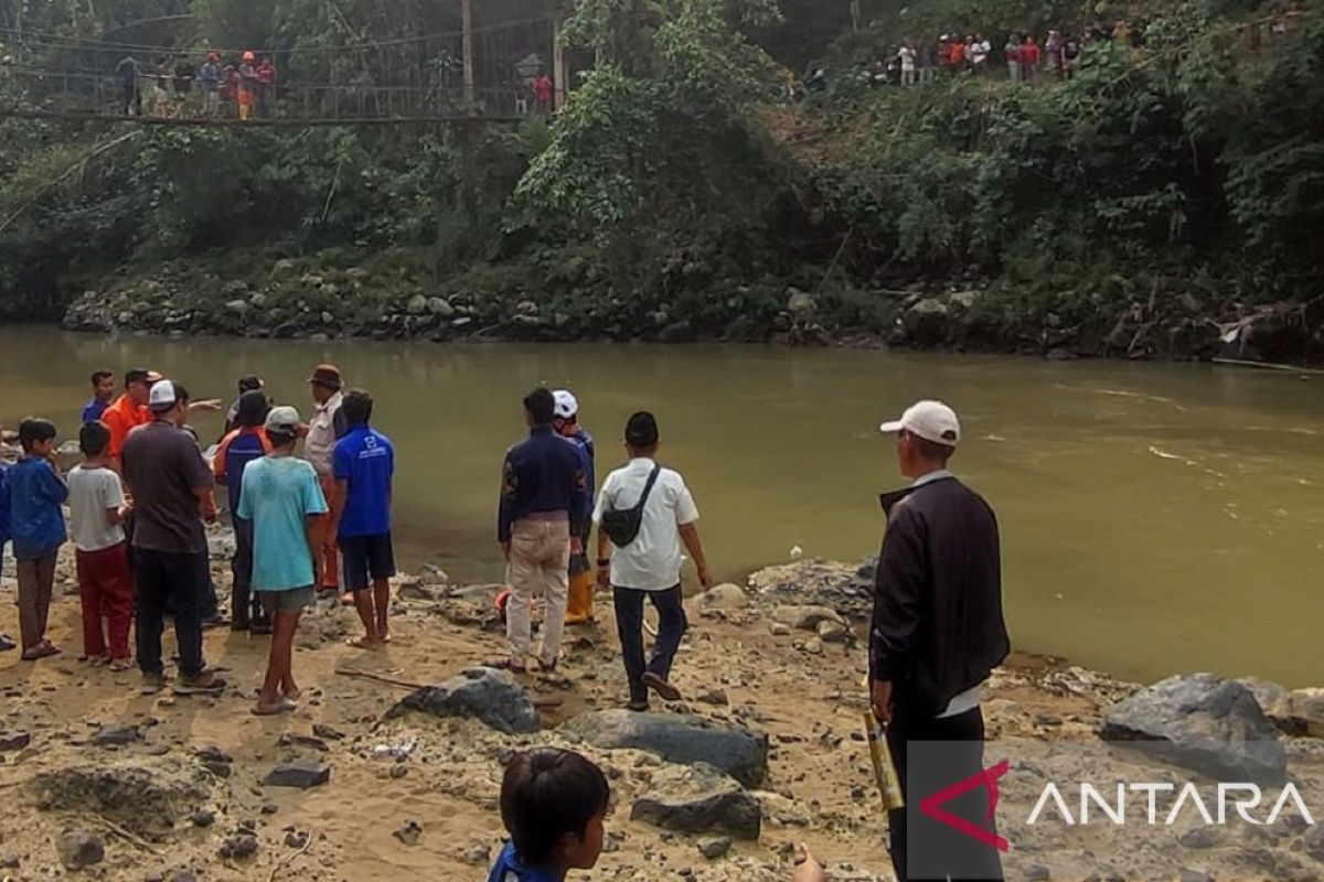 Tim SAR gabungan cari pemuda diduga terseret arus Sungai Cimandiri Sukabumi