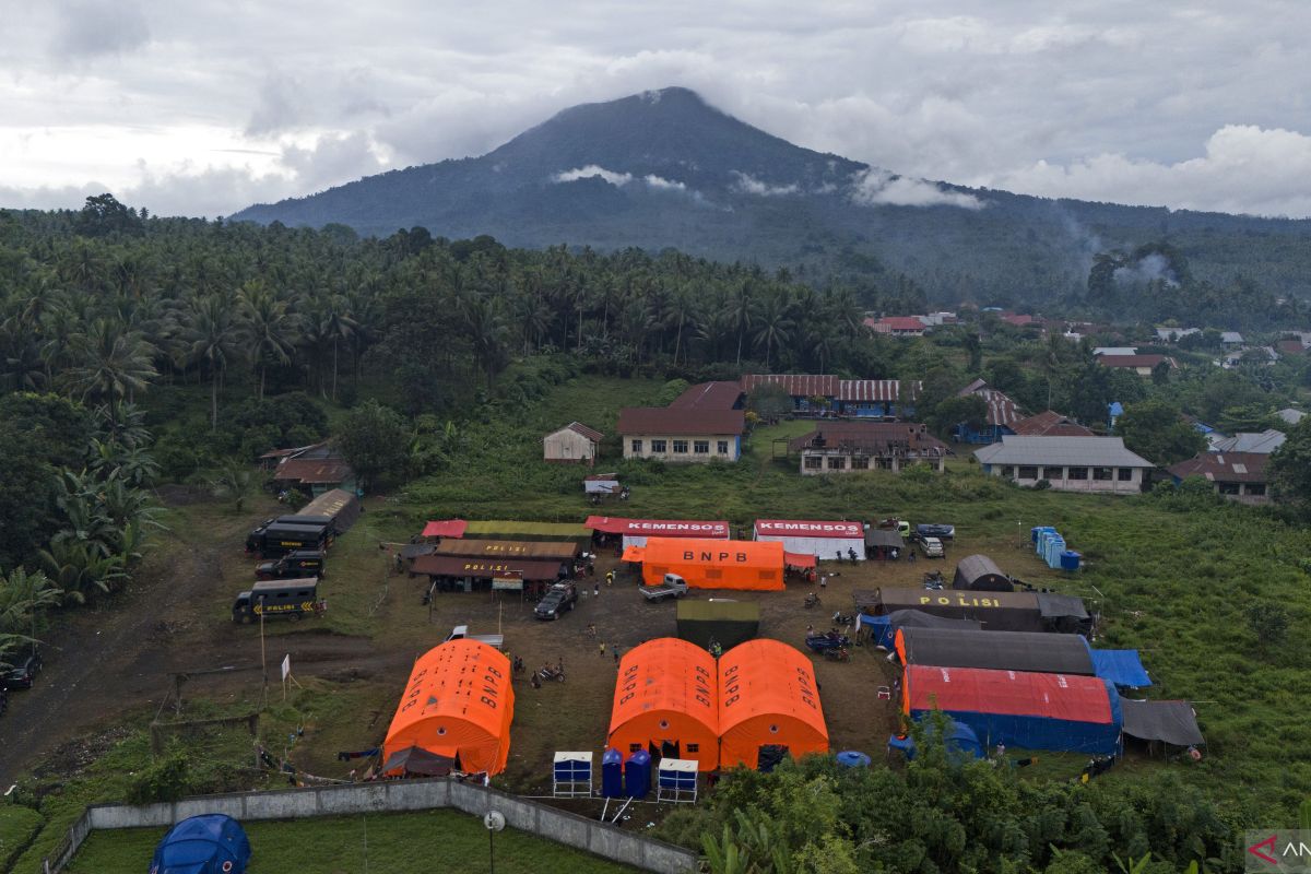 Gunung Ibu semburkan abu vulkanik lima kilometer