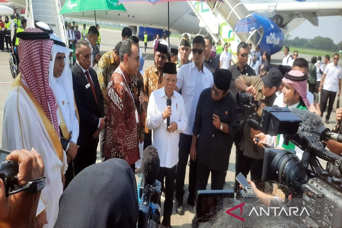 VP Amin releases Hajj pilgrims from Kudus through Adi Soemarno Airport
