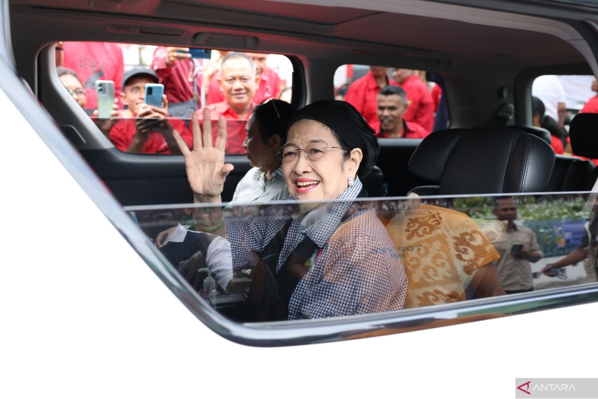 Megawati sapa kader dan warga di Kantor PDIP Ende