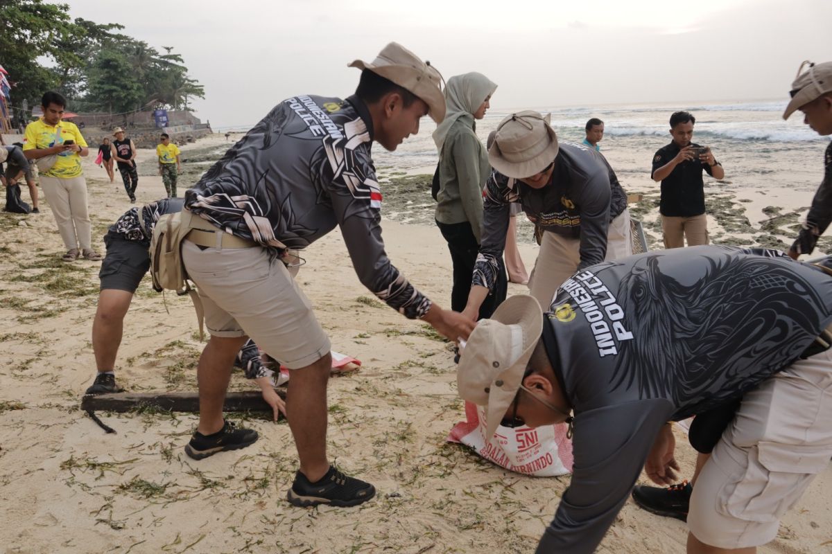 TNI-Polri lakukan aksi bersih sampah di lokasi WSL Krui Pro 2024