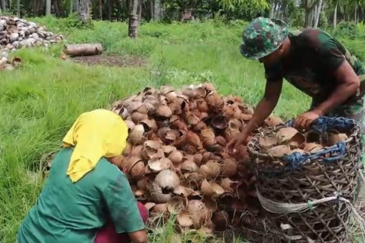 Anggota TNI di Halmahera bantu warga olah batok kelapa jadi arang