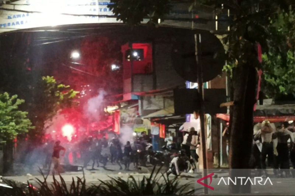 Polisi kendalikan massa yang hadang suporter Persib di Surabaya