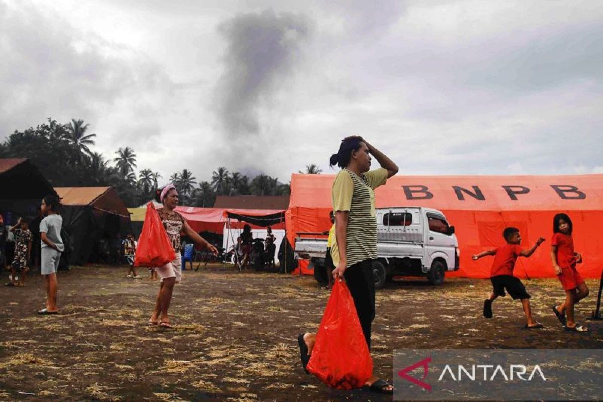 Gunung Ibu erupsi semburkan abu setinggi lima kilometer