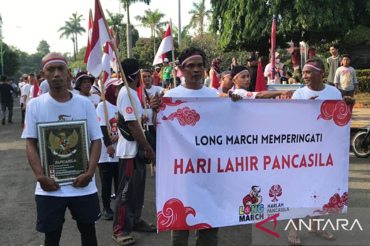 Jepara residents hold 44-km March to celebrate Pancasila Day