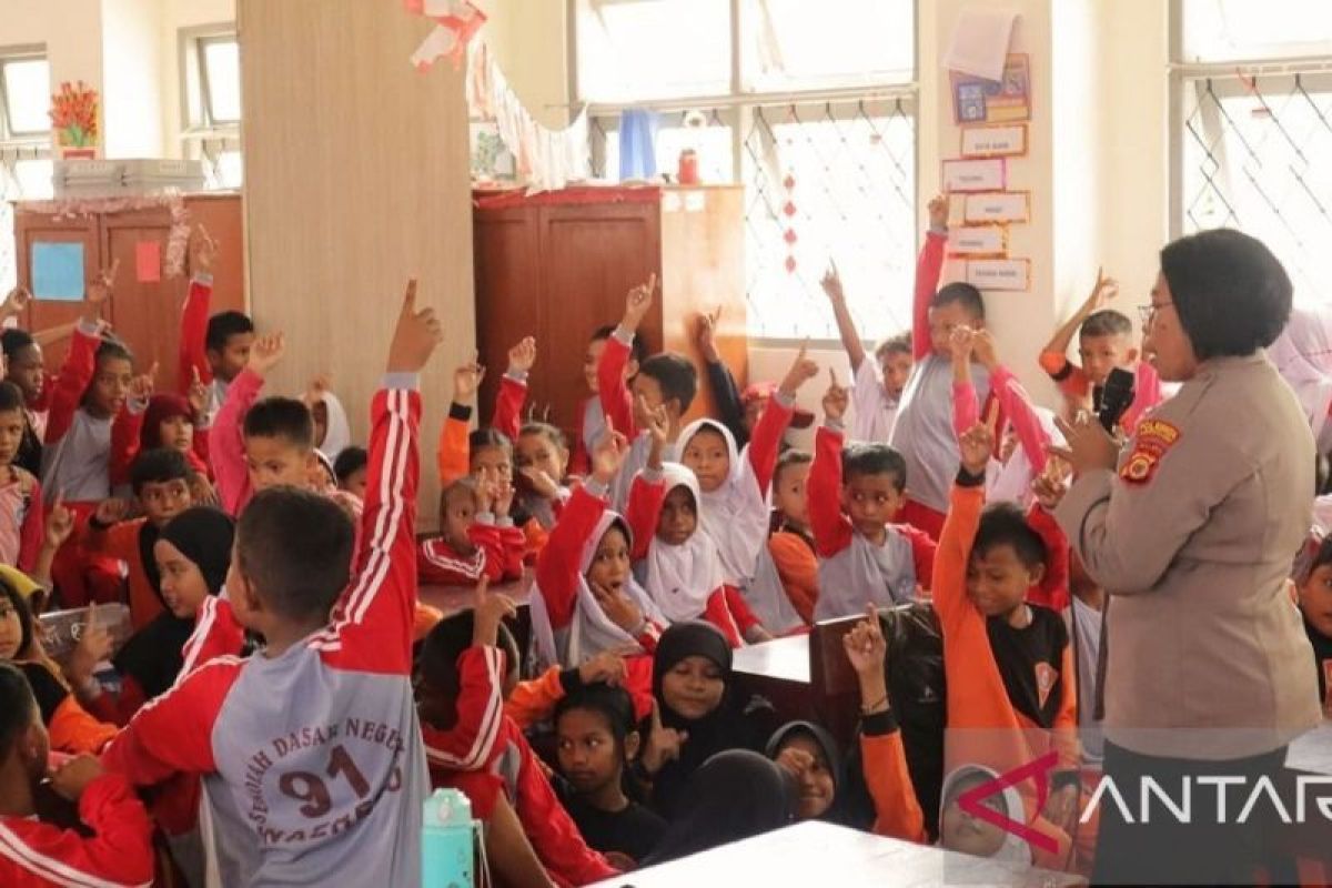 Polresta Ambon sosialisasi bahaya perundungan bagi siswa SD di Waiheru