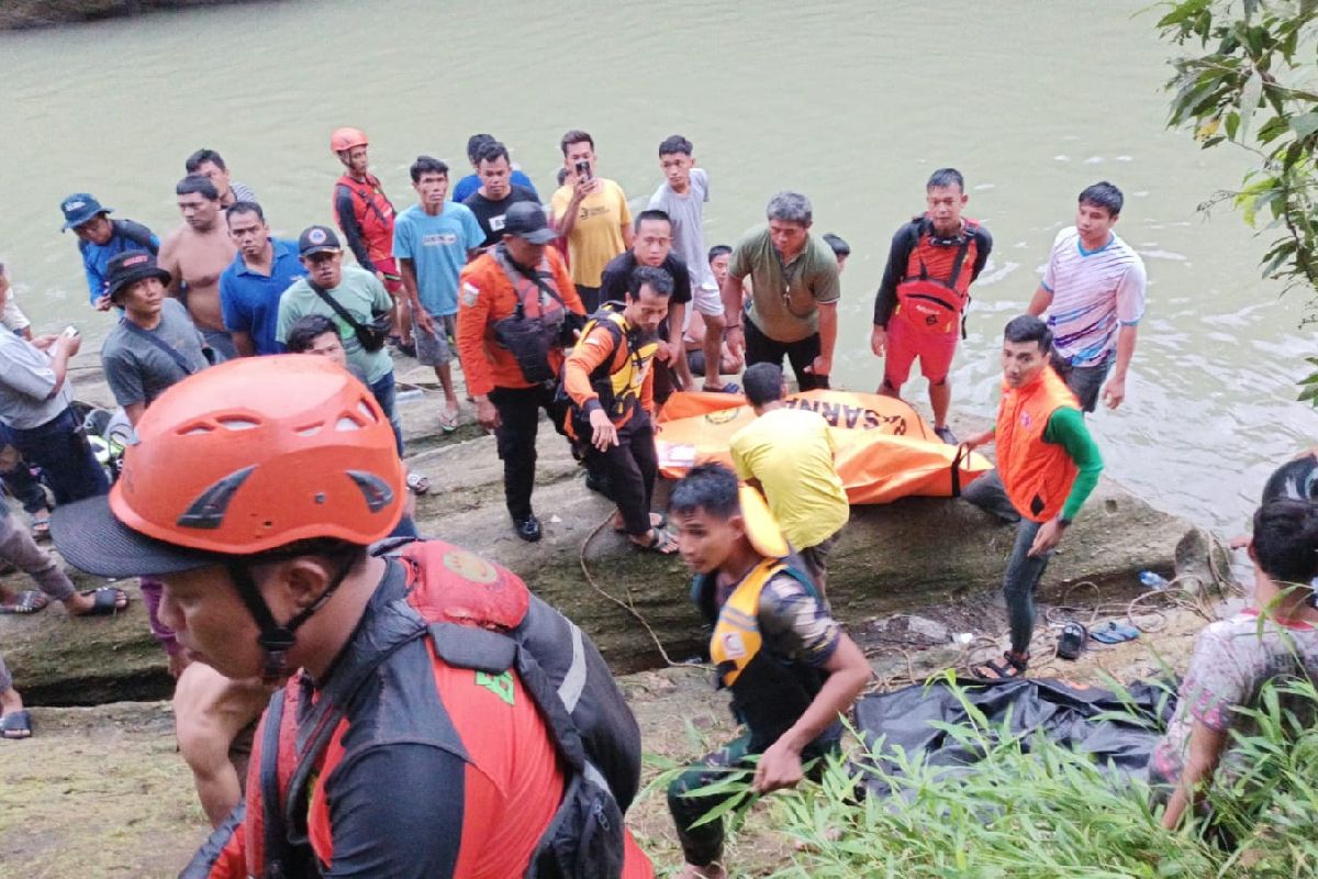 Tim SAR mengevakuasi dua jenazah pria tenggelam di Pemandian Deli Serdang