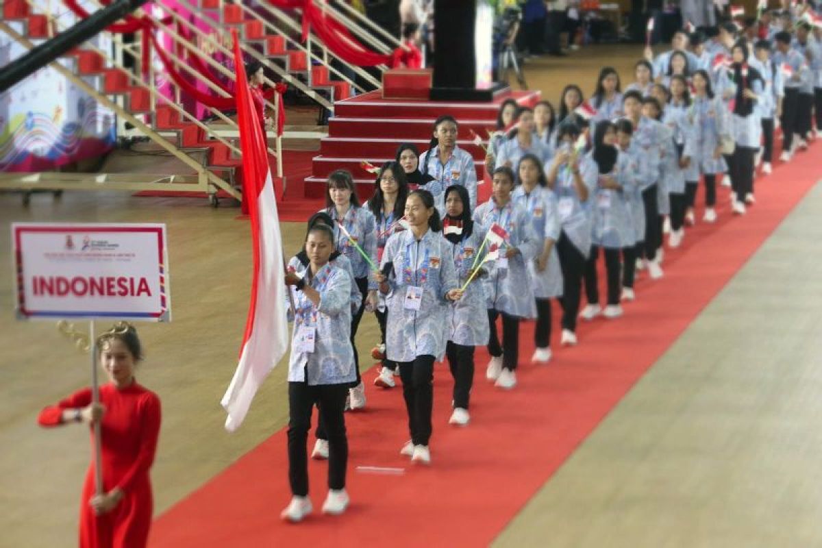 Kontingen Indonesia kenakan kemeja batik dalam upacara pembukaan ASG 2024 di Vietnam