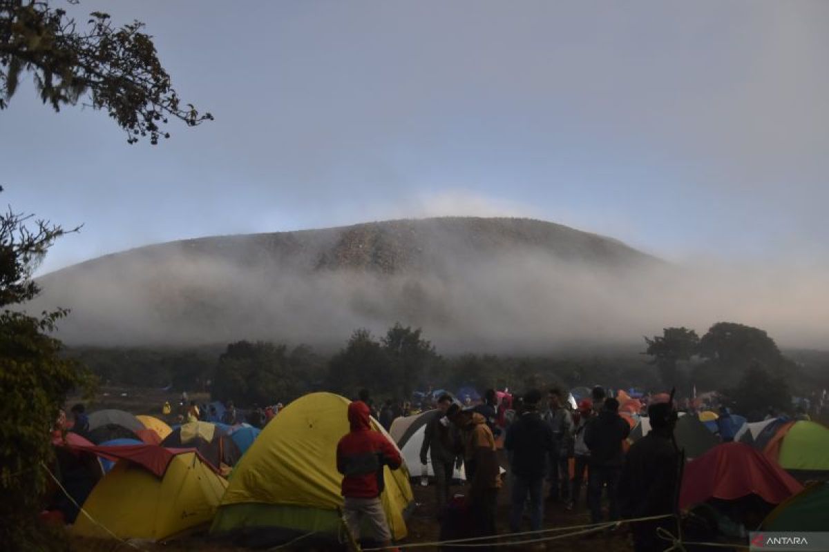 Aktivitas pendakian puncak Gunung Dempo di Pagar Alam ditutup sementara setelah erupsi
