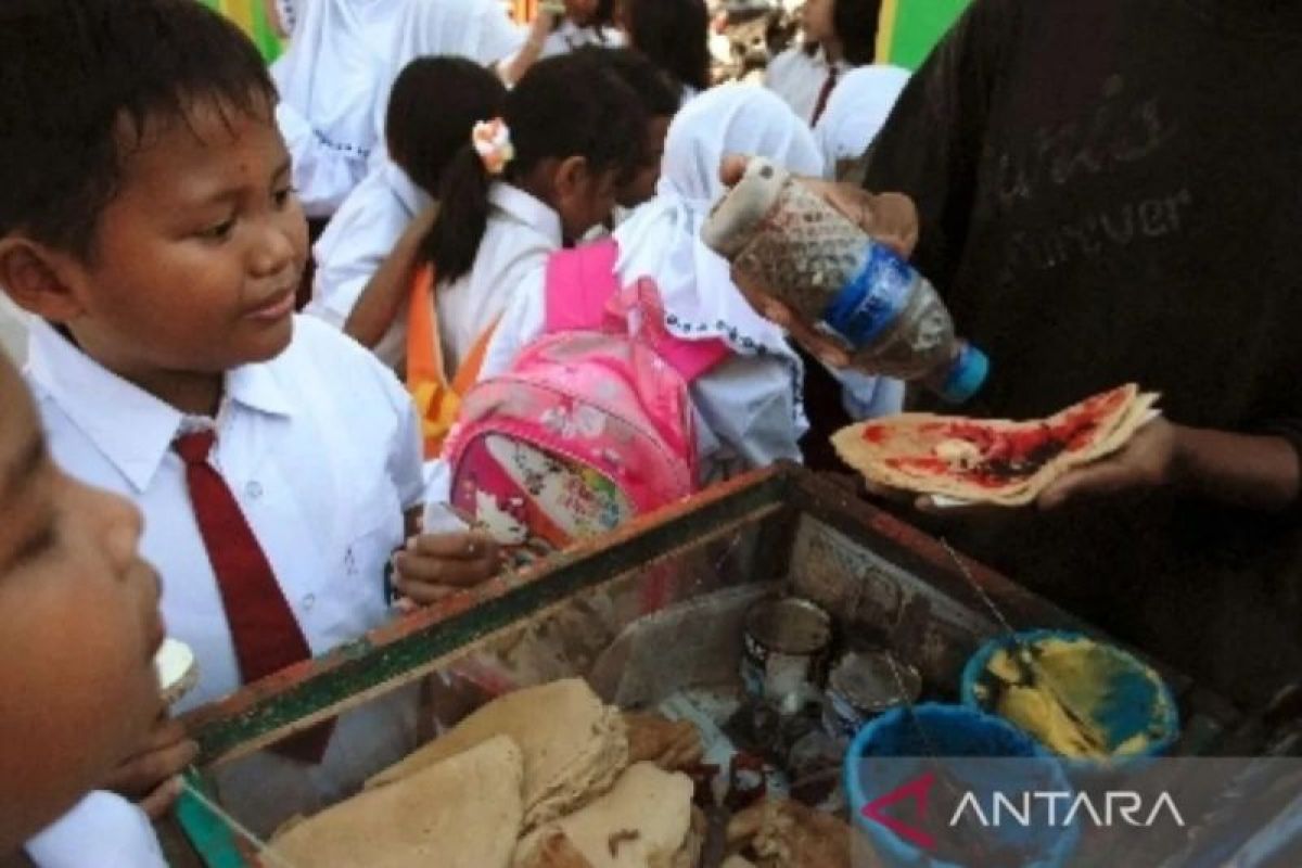 Sudindik-Sudinkes kerja sama untuk periksa jajanan sekolah di Jakbar