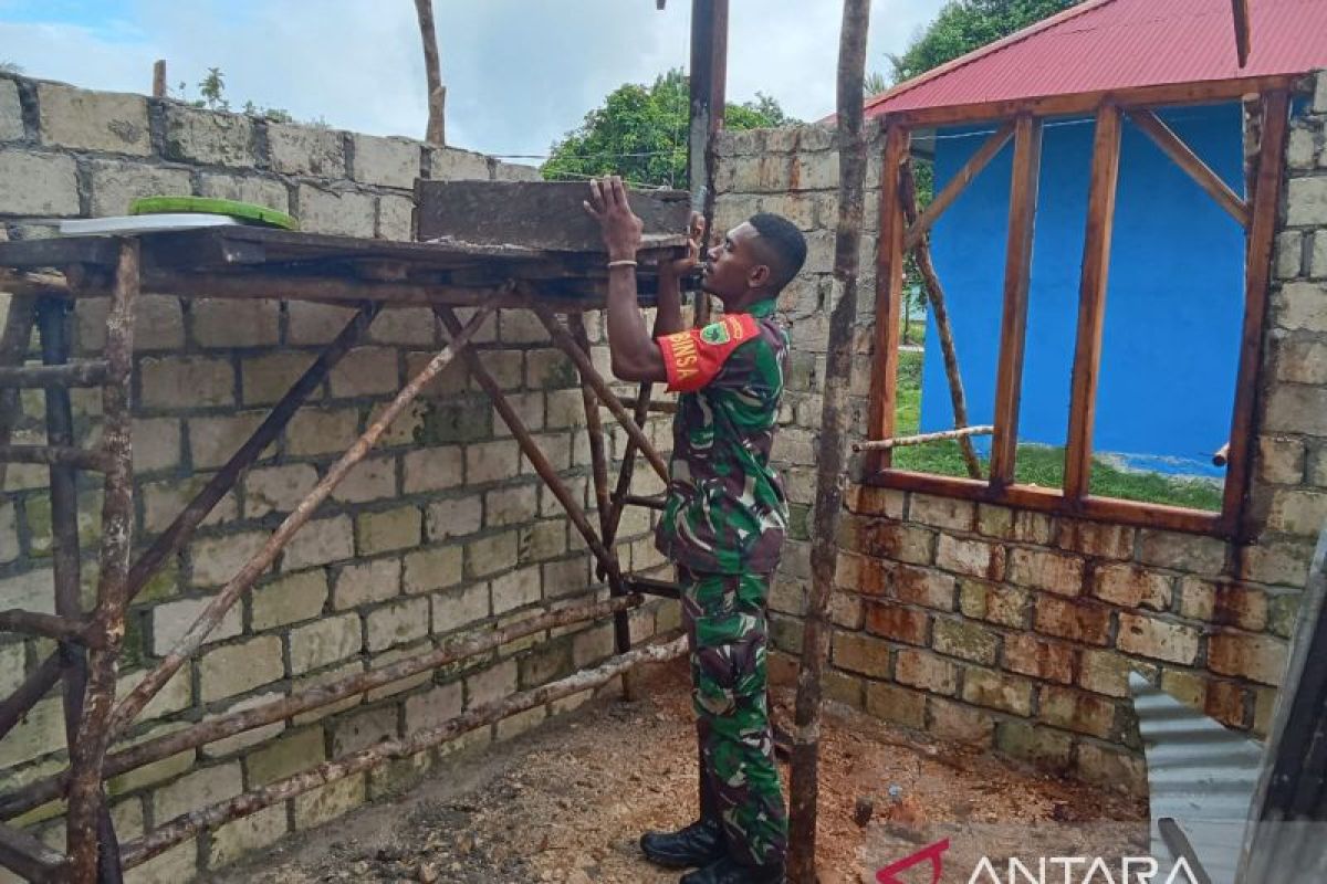 Anggota Kodim Maybrat bangun rumah warga di Yukase