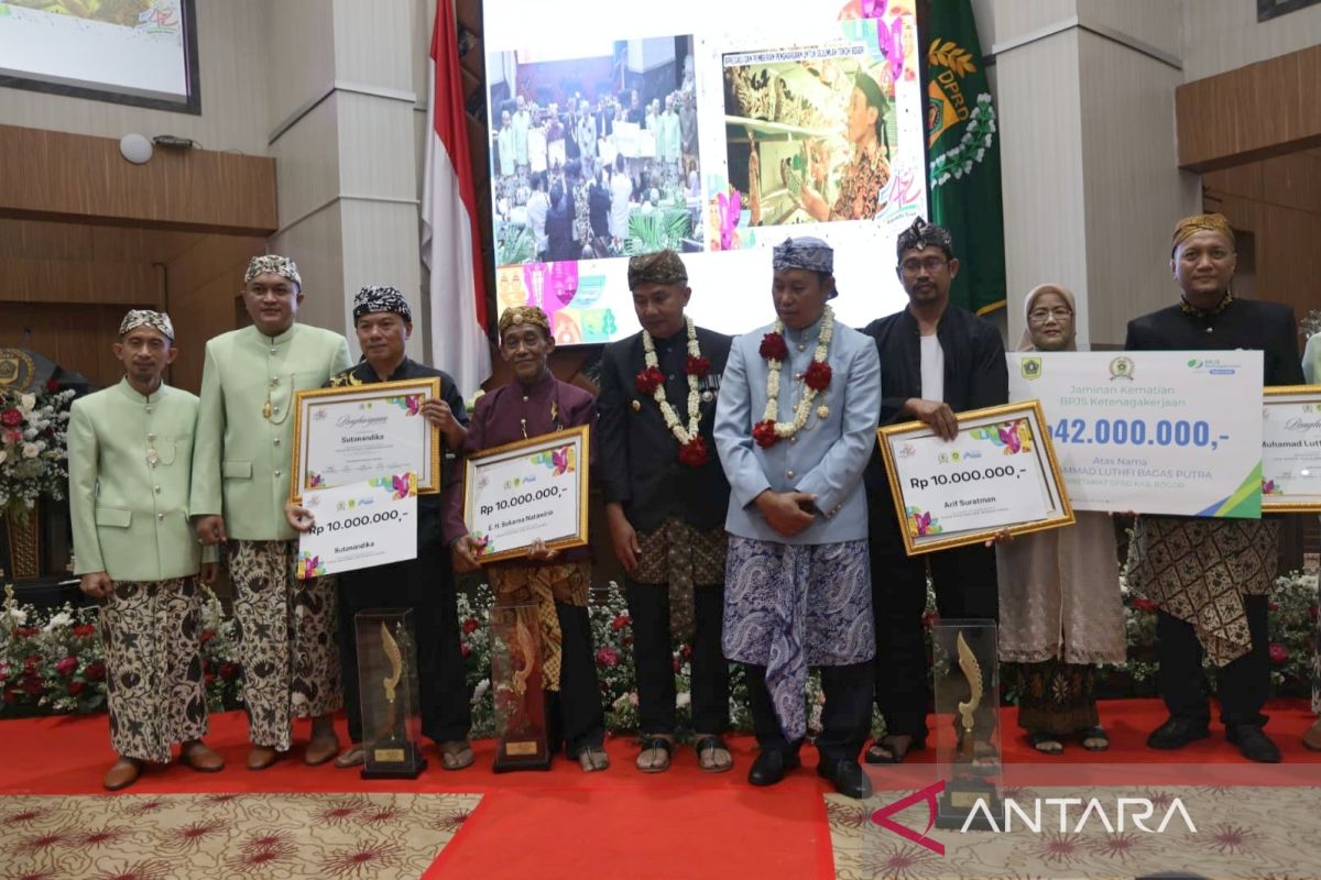 DPRD Bogor bagikan sejumlah penghargaan bagi tokoh masyarakat di peringatan HJB ke-542