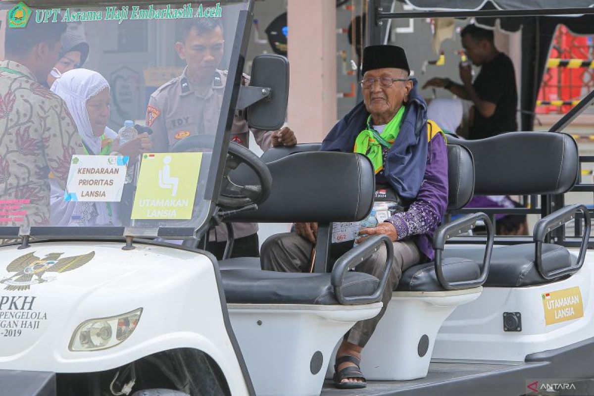 Menabung 15 tahun, jamaah haji tertua Aceh berangkat di usia 96 tahun