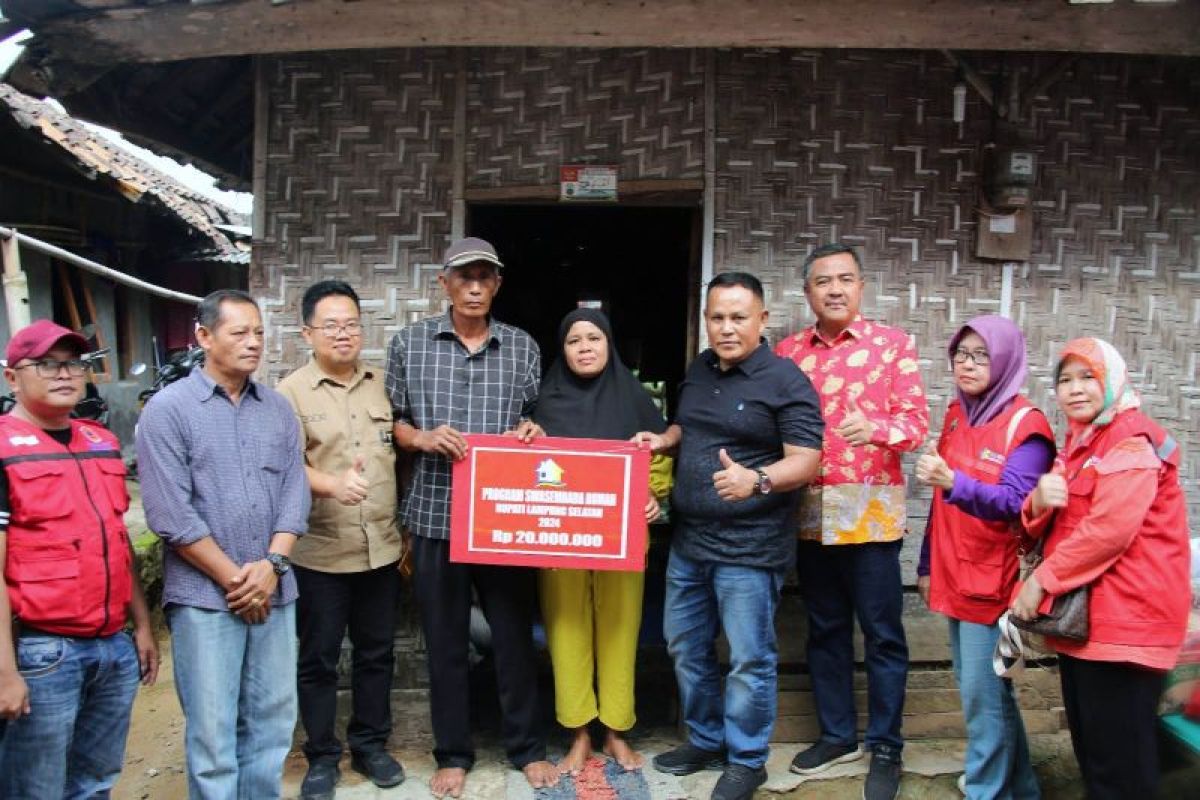 Bupati Lampung Selatan serahkan bantuan 7 unit bedah rumah di Kalianda