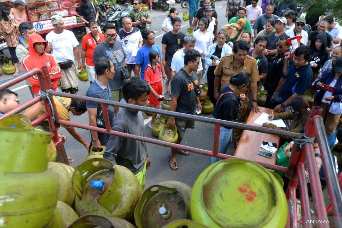 Bali kemarin, dugaan pengoplosan gas elpiji hingga pemusnahan tiga truk obat-obatan ilegal.
