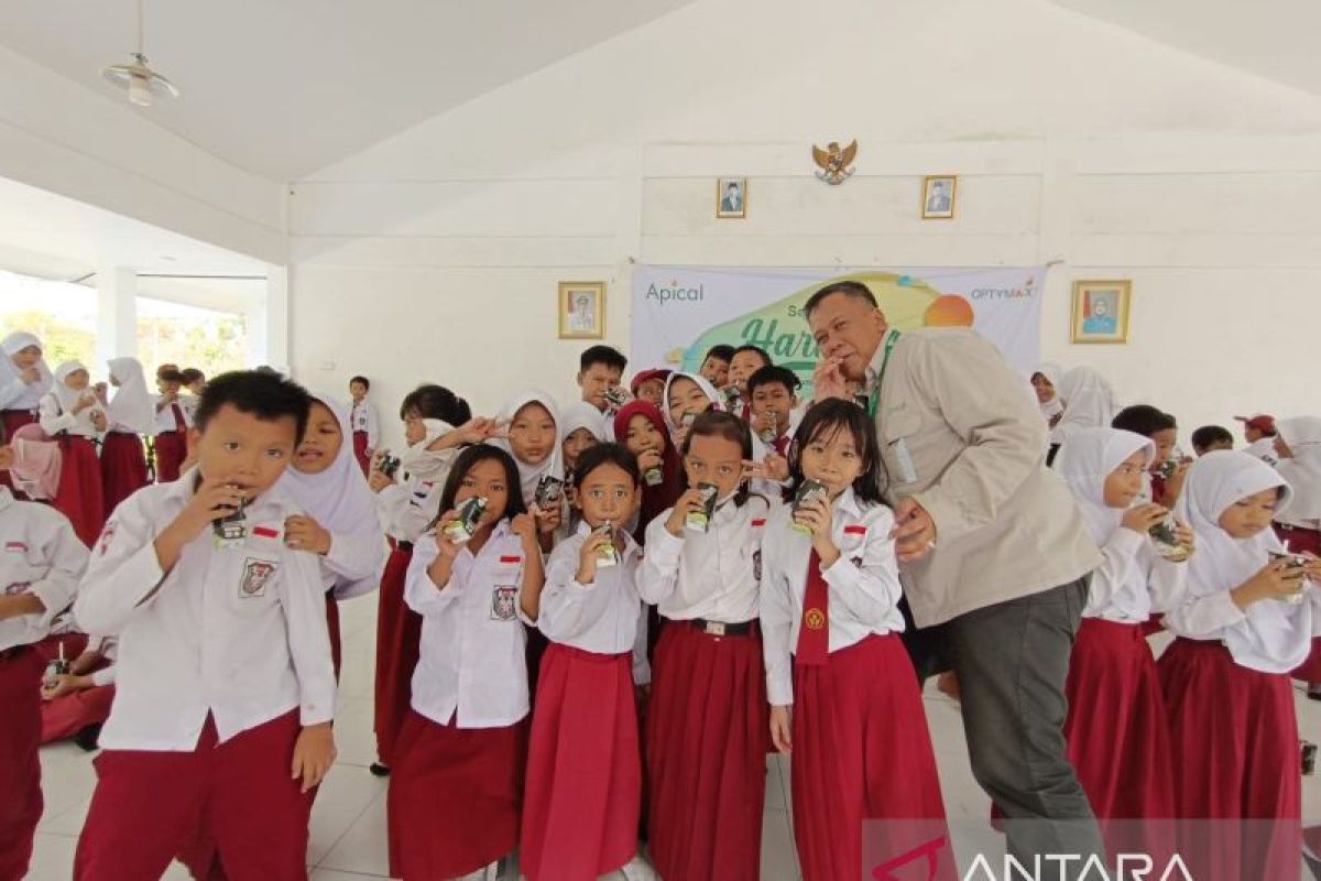 Apical bagi-bagi 2 ribu kotak susu untuk anak sekolah