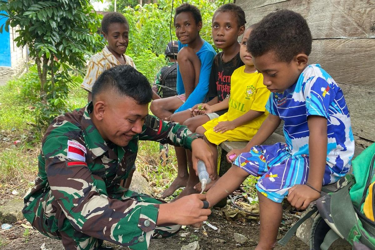 Satgas Pamtas RI-PNG Yonif 122/TS periksa kesehatan warga Distrik Waris