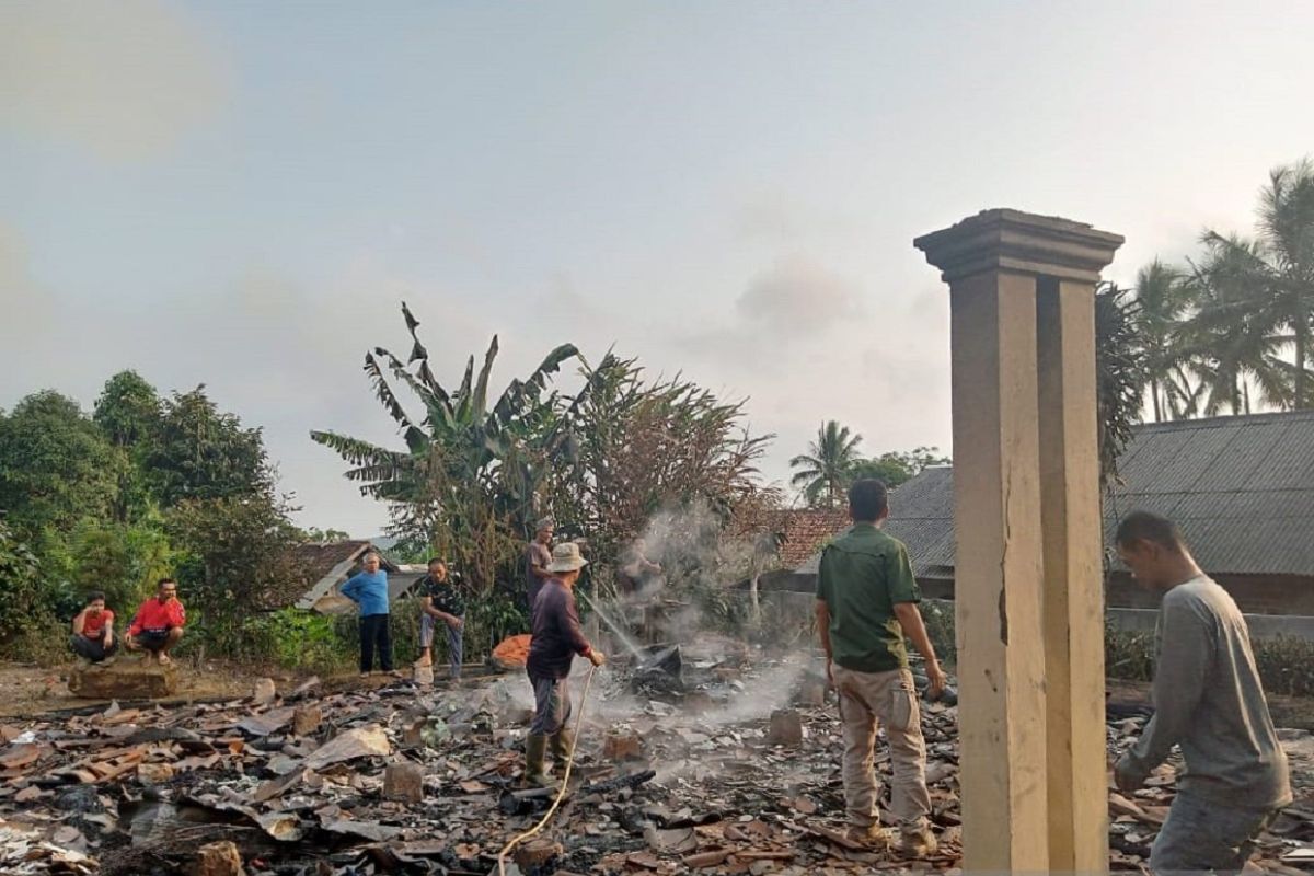 Satu keluarga di Cikaramat mengungsi akibat rumahnya rata dengan tanah akibat kebakaran