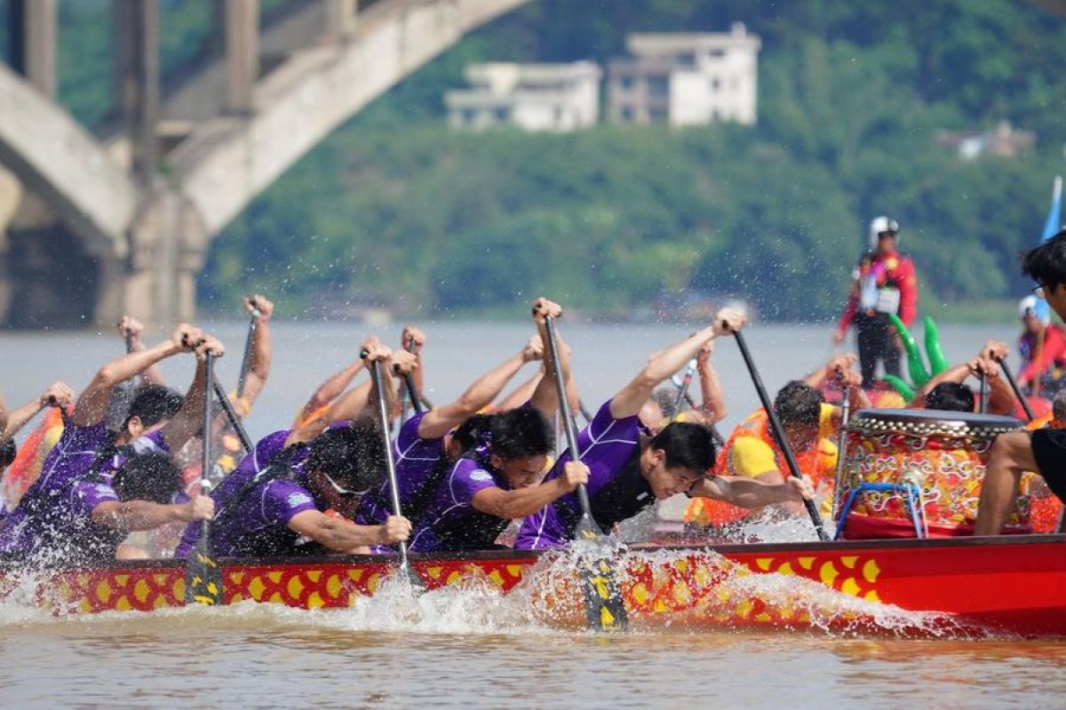 Tim perahu naga muda Filipina mendayung untuk menuju impian di China