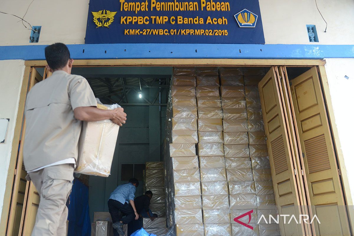 FOTO - Gagalkan penyelundupan rokok ilegal di perairan Aceh