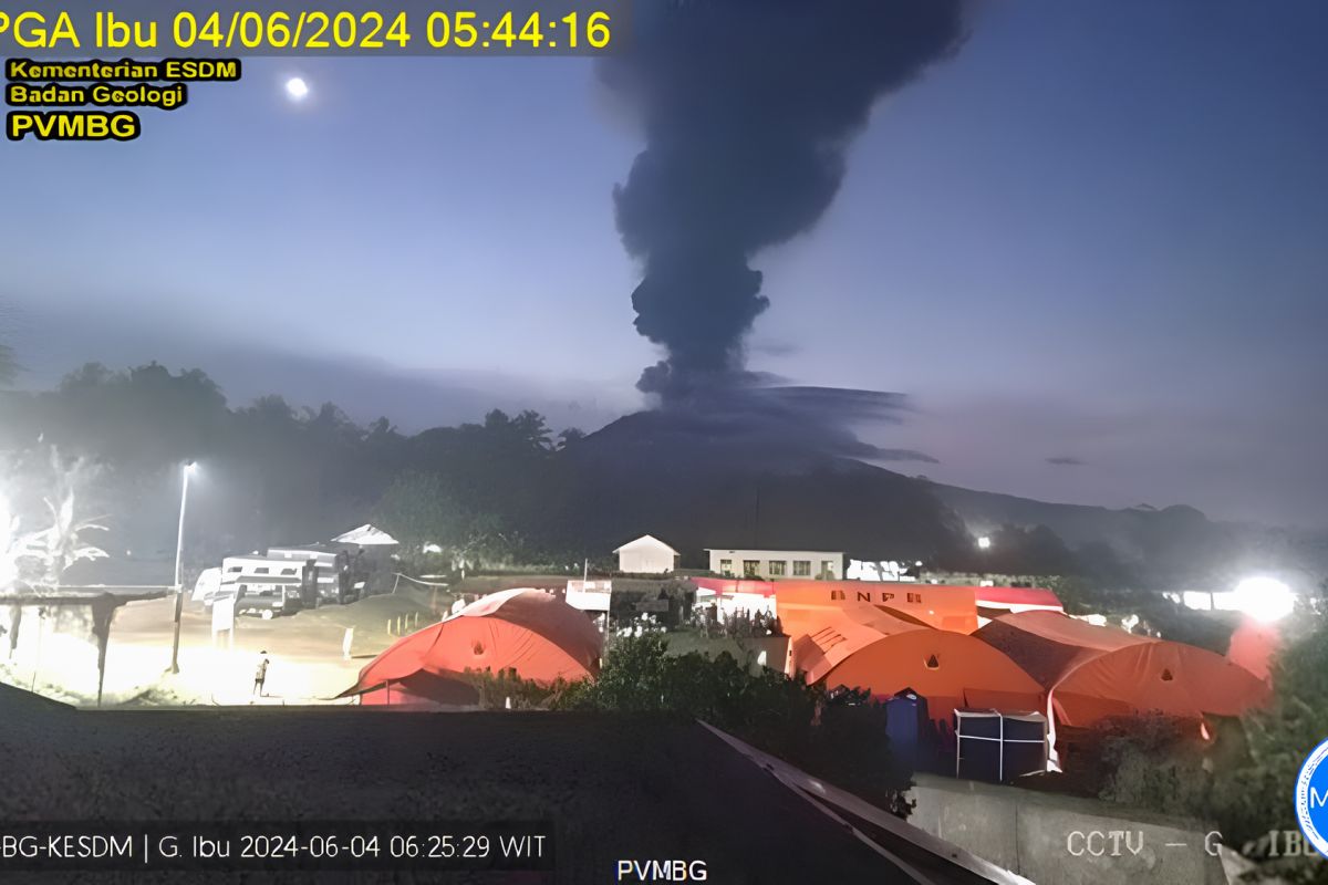 Awan abu membumbung setinggi erupsi Gunung Ibu di Maluku Utara