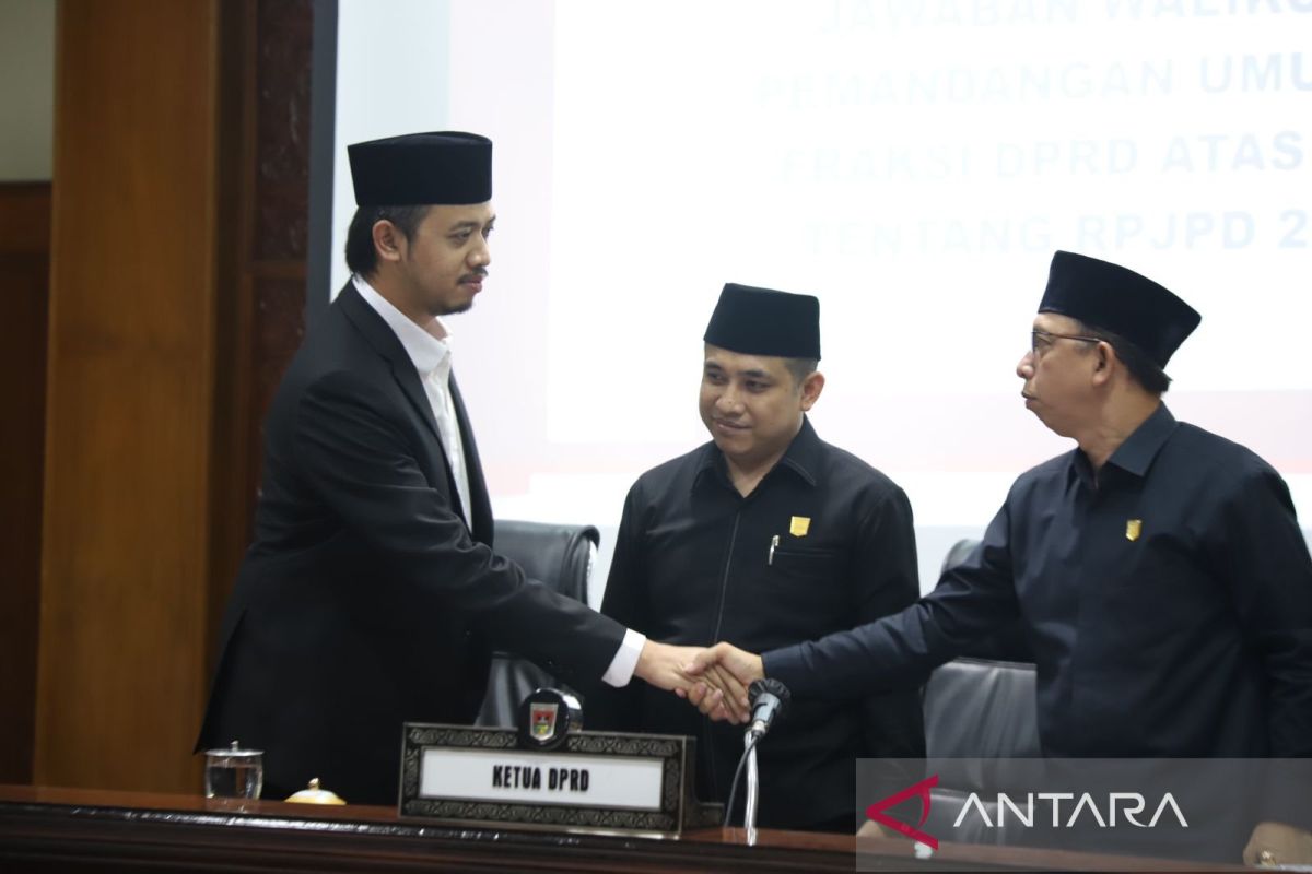 Wako Bukittinggi jawab pemandangan umum Ranperda RPJPD 2025-2045