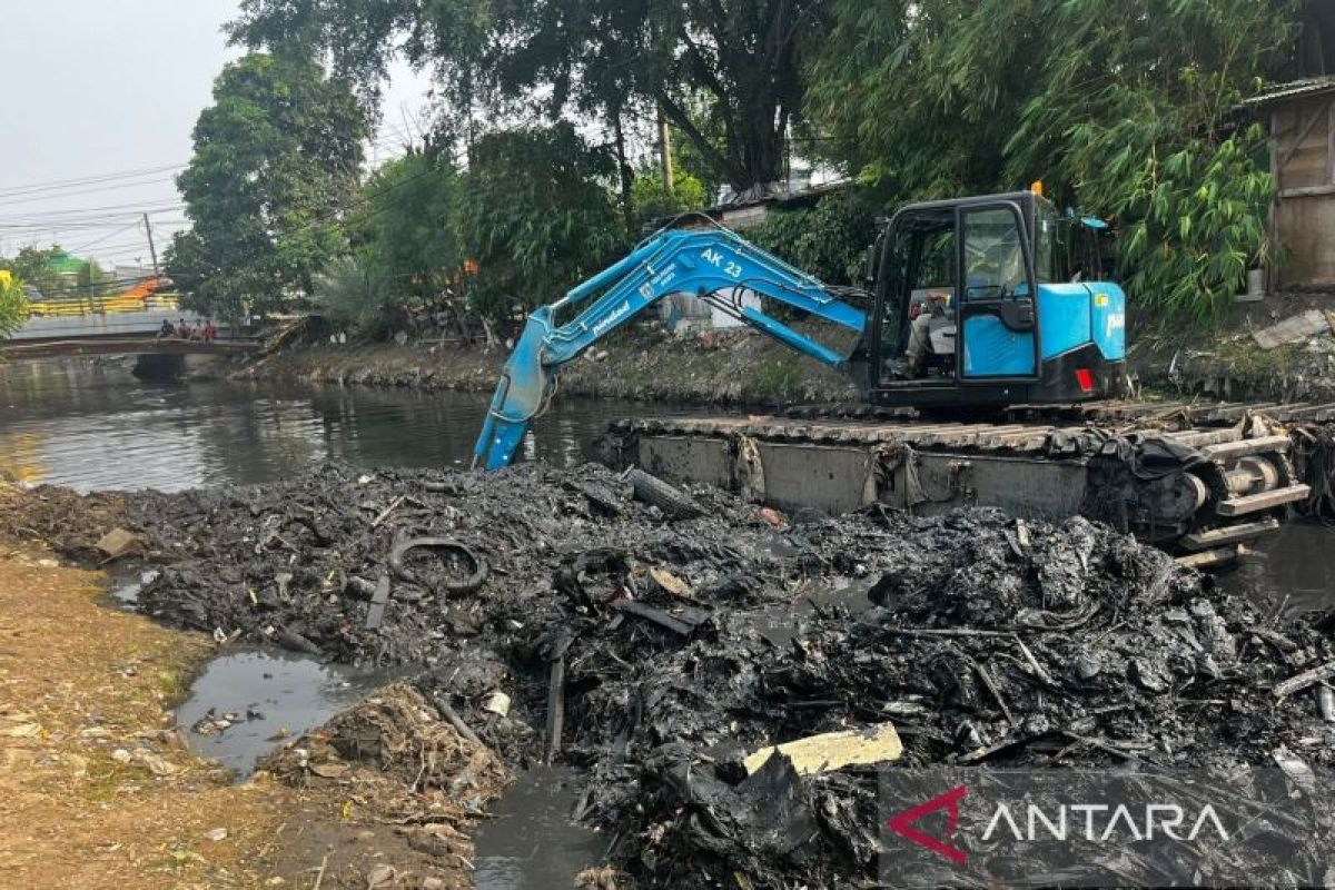 DKI kemarin, Kali Semongol dikeruk hingga larangan ikut  judi daring