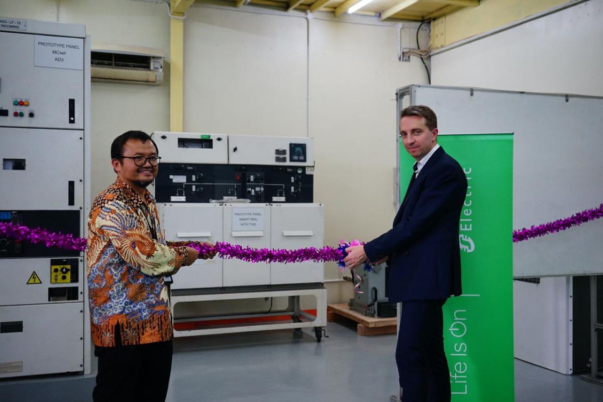 Schneider serahkan panel listrik dan alat uji elektrikal ke UNS