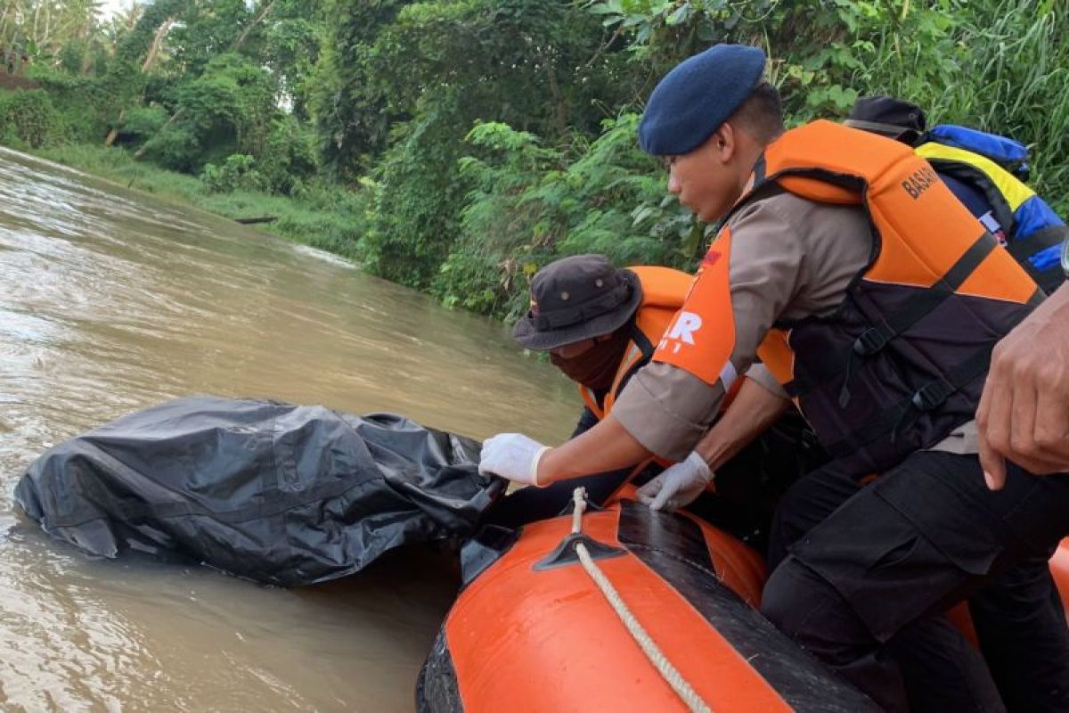 Basarnas Makassar mengevakuasi jasad remaja tenggelam di Sungai Walanae