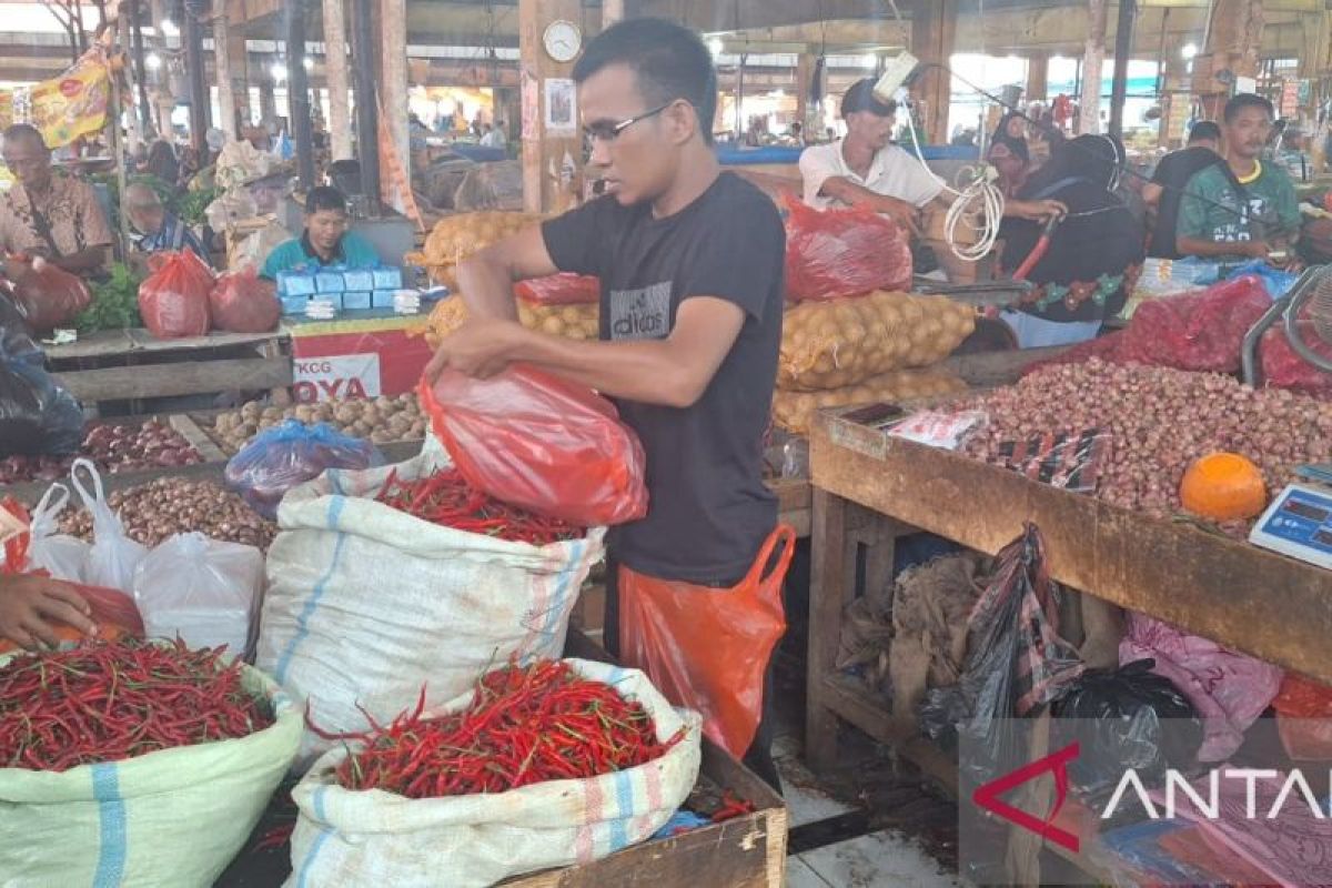 Diskopukmdag: Harga kebutuhan pokok di pasar induk Lambaro masih stabil