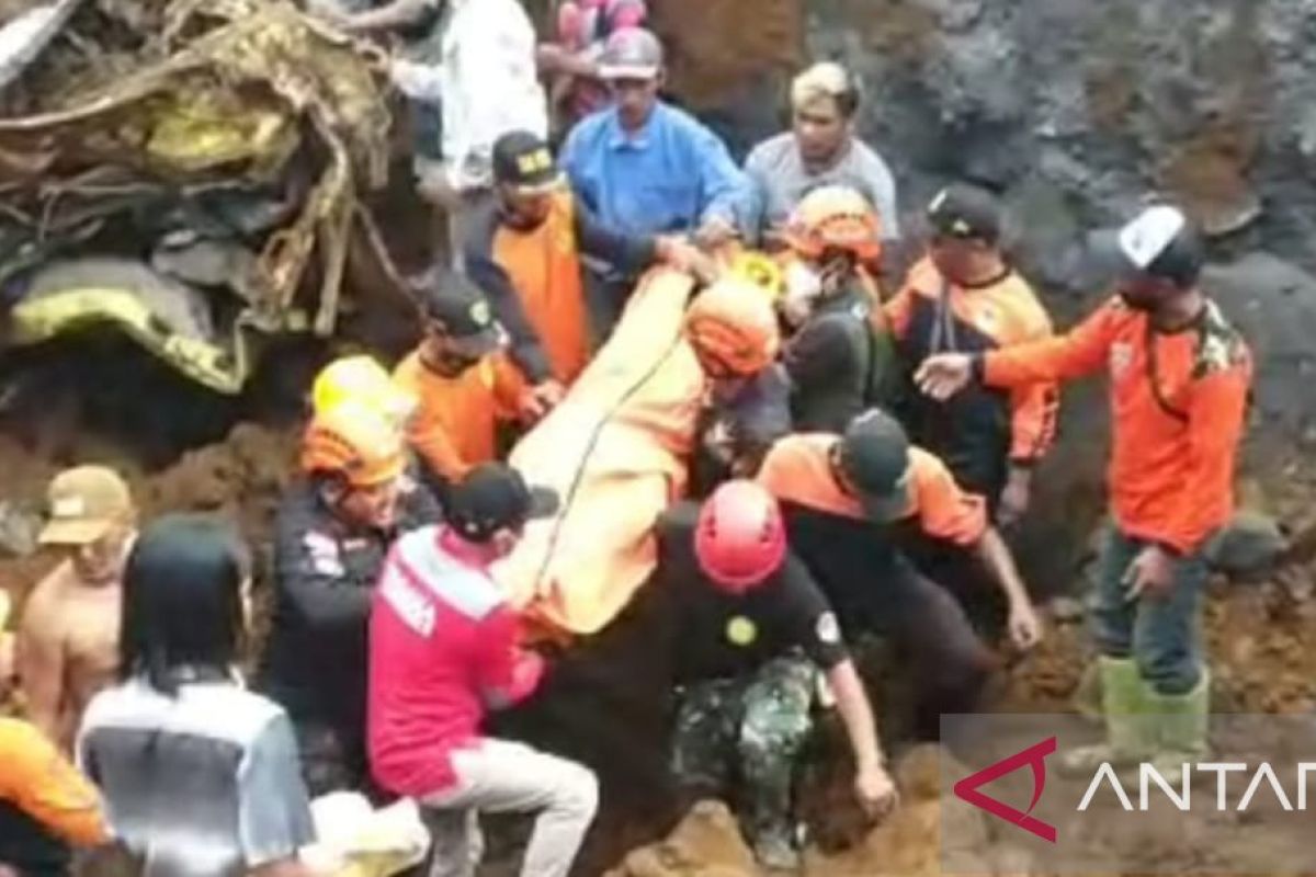 SAR gabungan temukan satu korban tertimbun longsor di Lumajang
