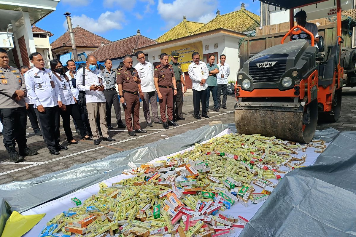 Kejari Denpasar musnahkan tiga truk obat-obatan ilegal asal Negeri Tirai Bambu