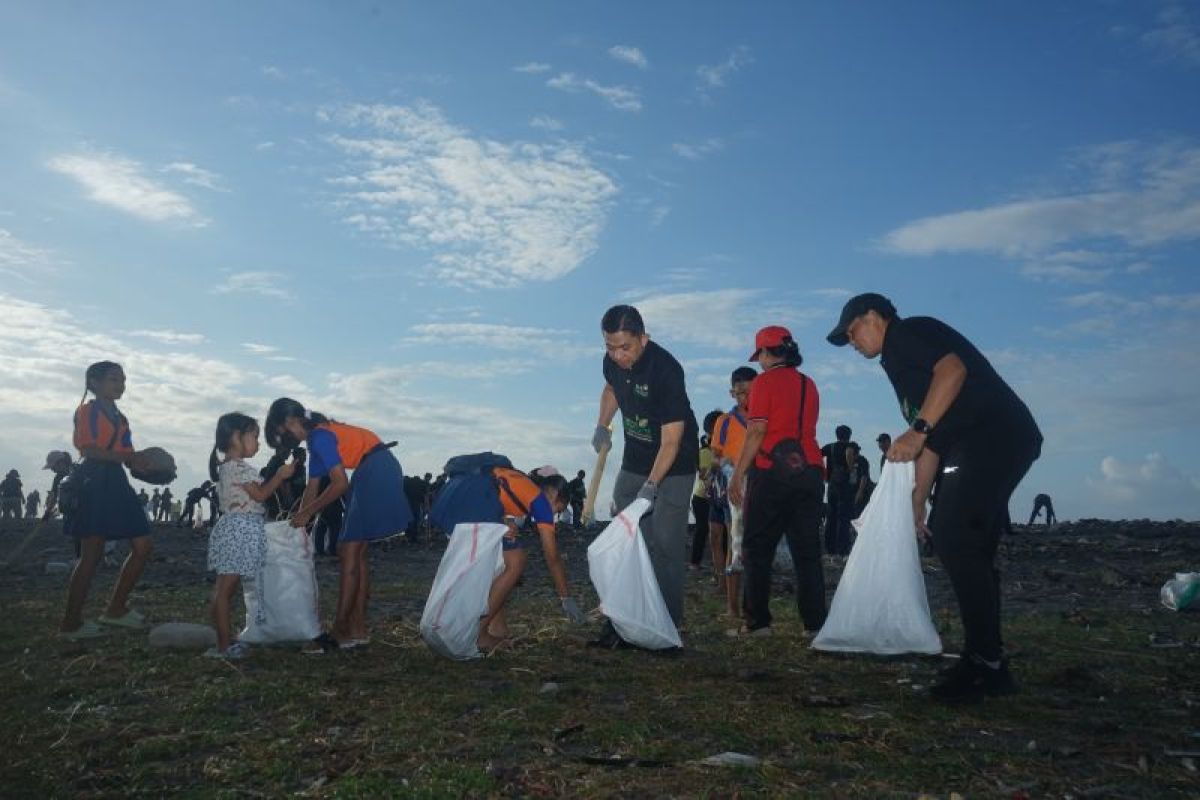 PLN bersama ratusan pelajar bersihkan pantai Pantai Saba peringati hari lingkungan