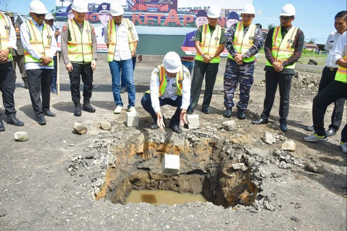 Sekda letakkan batu pertama pembangunan Gor Indoor Ketapang