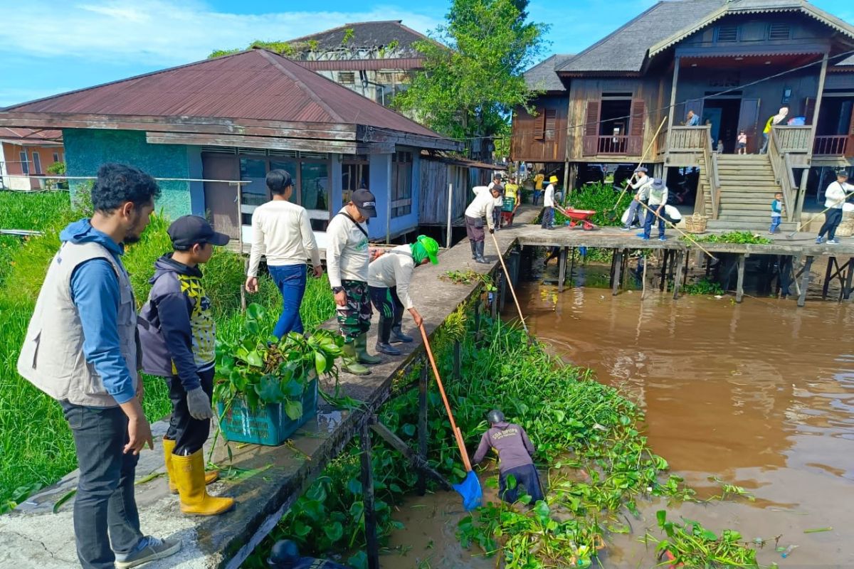 PLN UIP Kalbagbar Libatkan Komunitas Bersihkan Sungai Kapuas di Kampung Caping