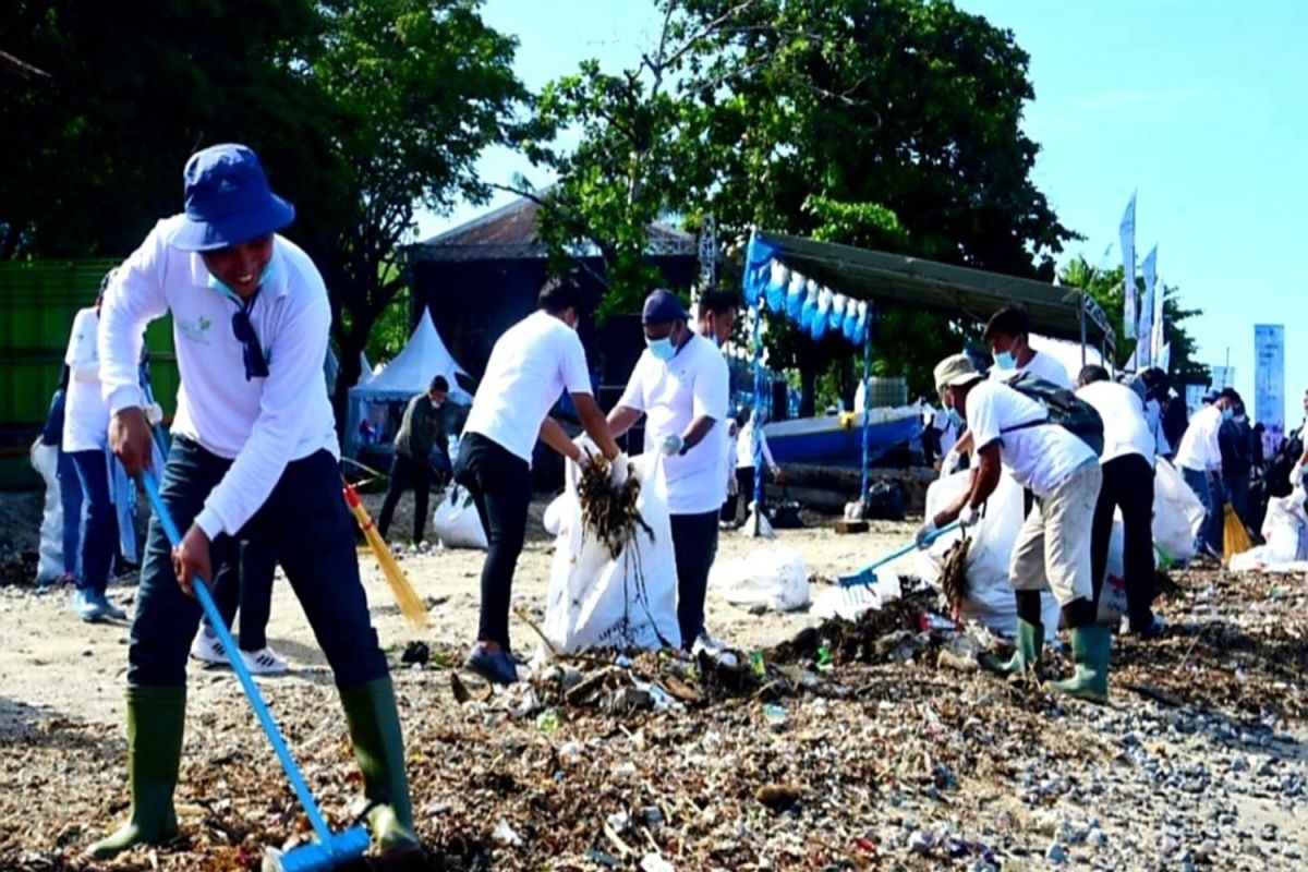 Pj Gubernur Gorontalo lakukan aksi bersih pantai