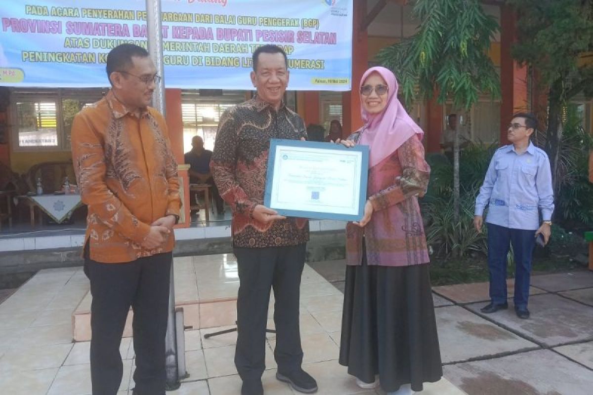 Bupati Rusma Yul Anwar terima Penghargaan dari Kemendikbudristek RI