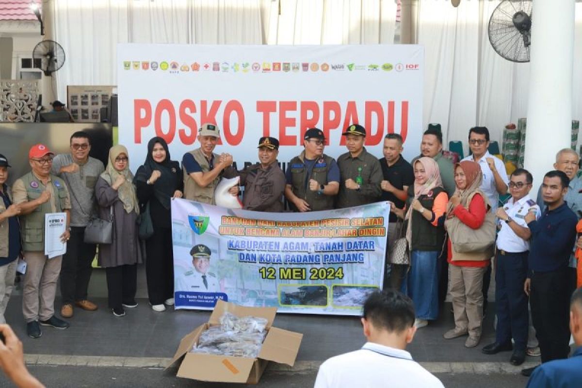 Sekda Mawardi Roska serahkan bantuan untuk korban banjir bandang dan galodo Sumbar