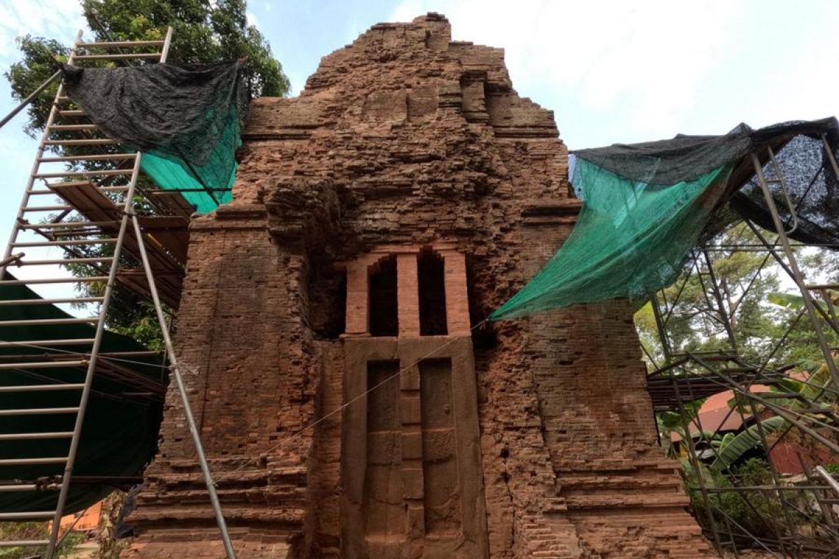 Upaya restorasi dimulai di menara kuil Bakong Angkor, Kamboja