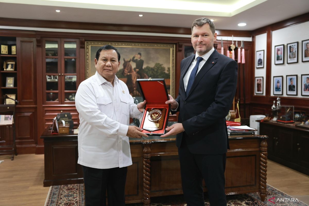 Prabowo, Slovak ambassador discuss defense industry cooperation