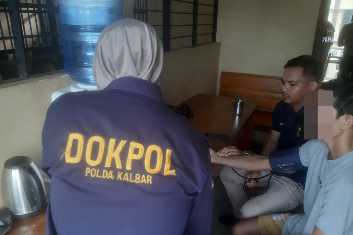 Tim medis periksa kesehatan 35 tahanan di Polres Kapuas Hulu