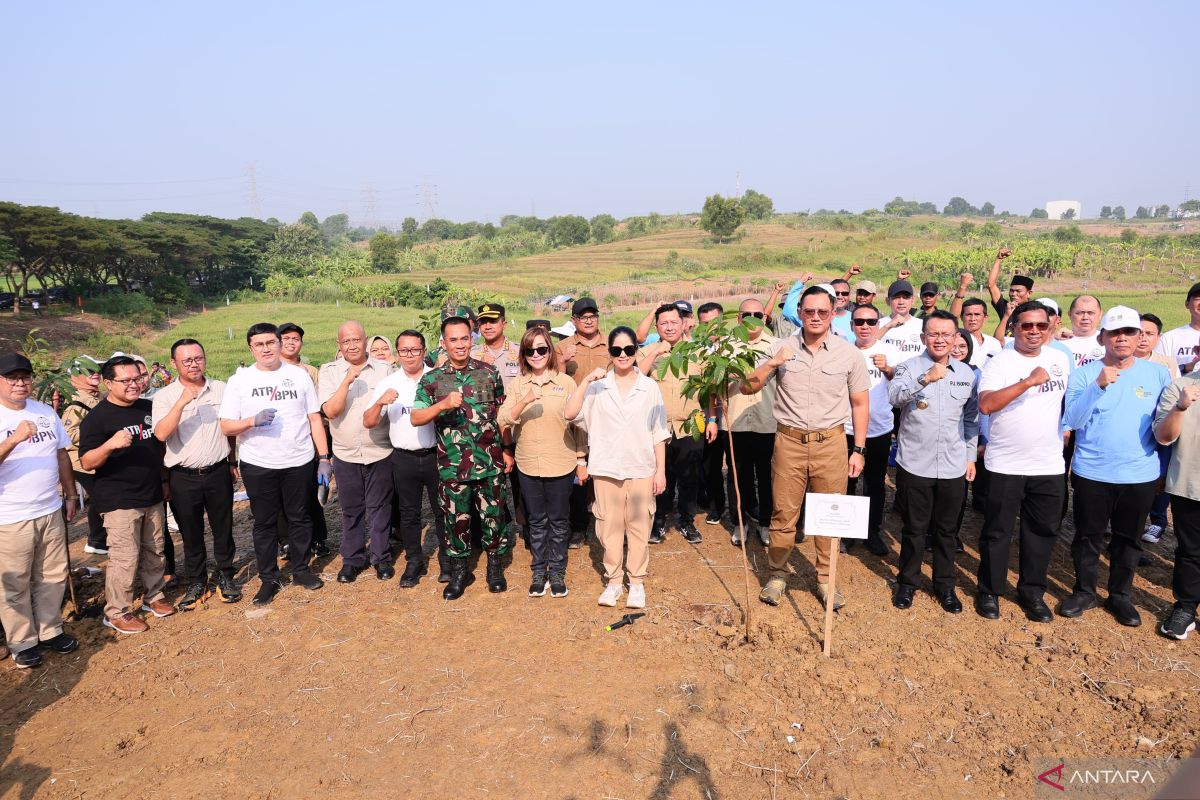Menteri AHY pimpin penanaman 100.000 pohon