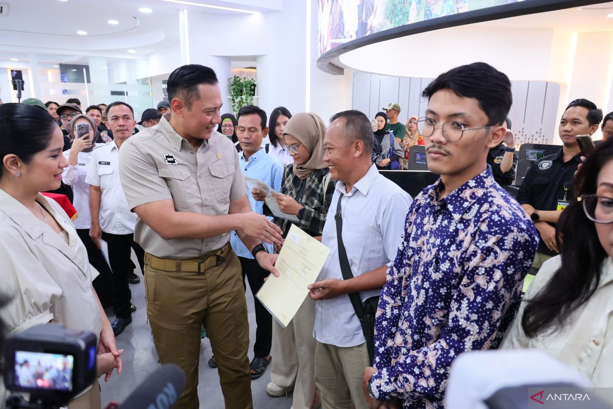 Menteri AHY serahkan sertipikat tanah elektronik di Kantah Bekasi