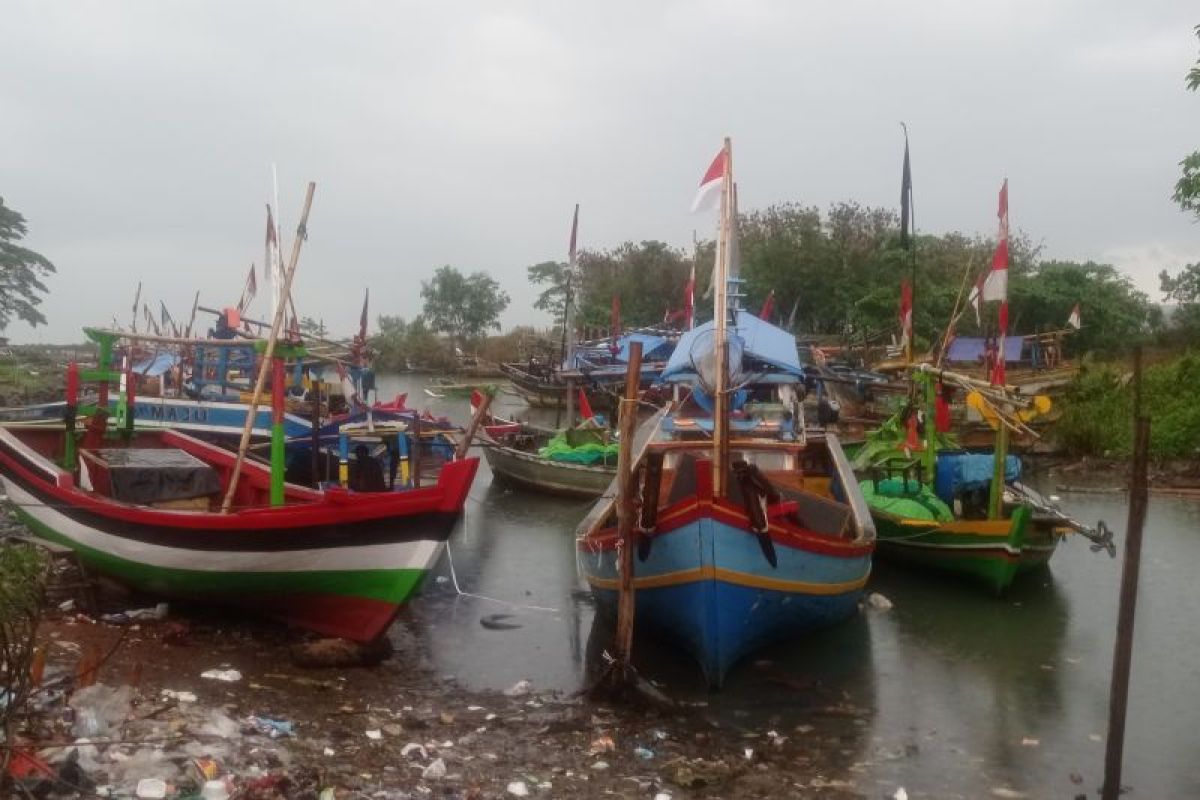 Gelombang 4 meter, nelayan selatan Banten tak melaut