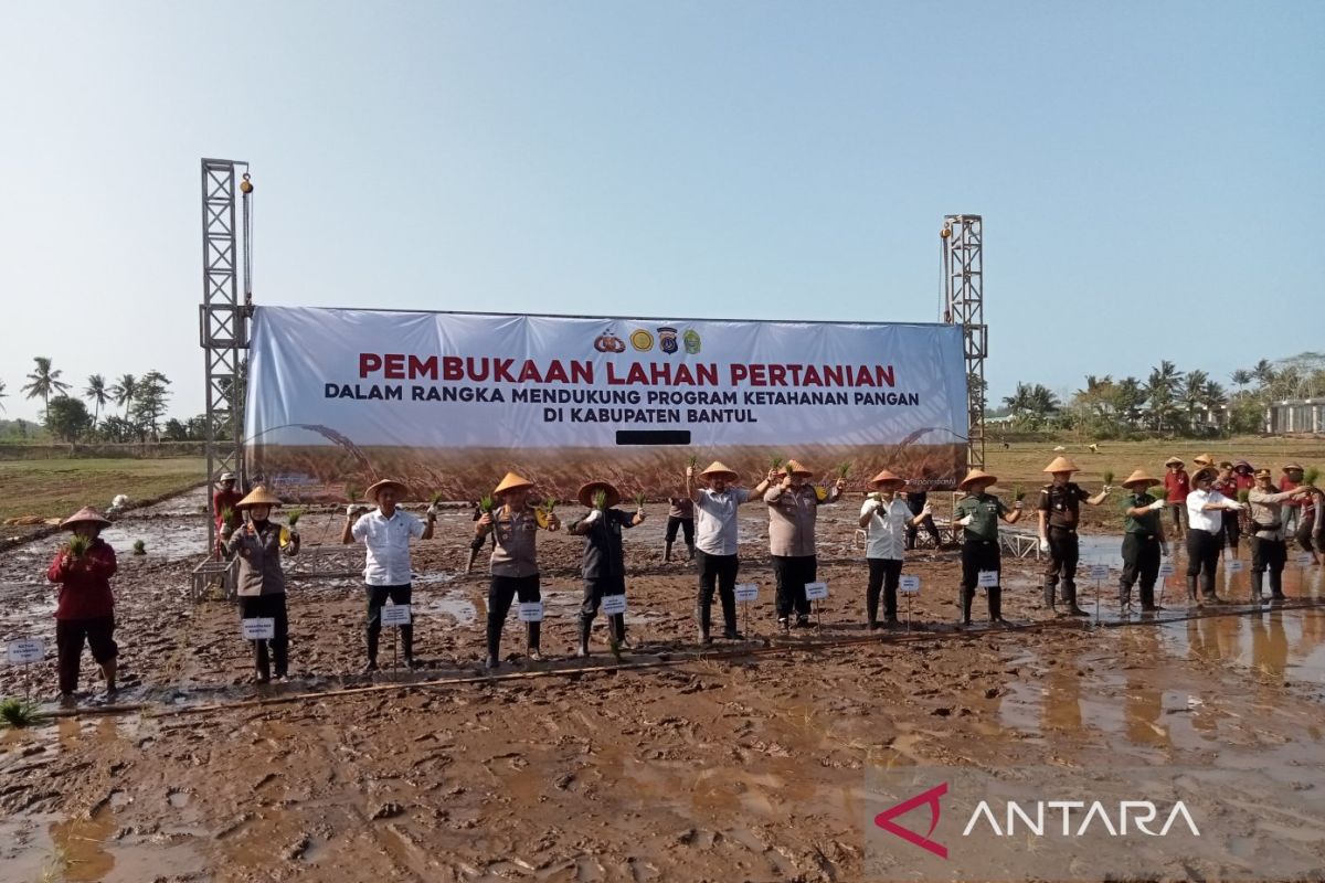 Polri membuka lahan pertanian baru di tepi Sungai Progo Bantul