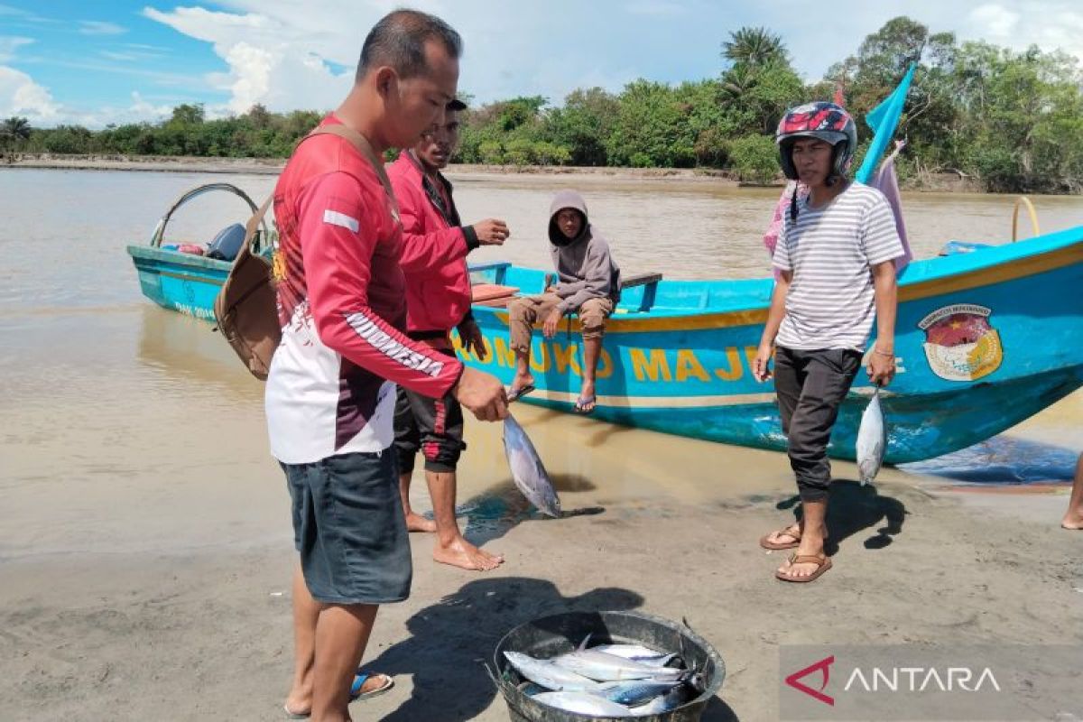 Nelayan Mukomuko pilih libur melaut karena ombak besar
